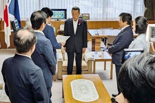 　福岡県議会の大島道人議長（奥）に百条委設置議案を提出する県議ら＝１３日午前、議会棟
