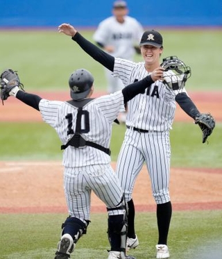 　東都大学野球秋季リーグ国学院大戦で、無安打無得点試合を達成し捕手前嶋と喜ぶ亜大・川尻＝神宮