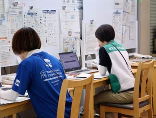 　民間の気象会社から千葉市のボランティアセンターの運営に携わる従業員（左）＝９月