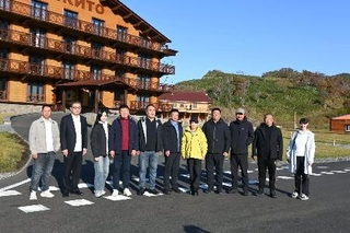 　択捉島を訪問した中国黒竜江省の代表団（サハリン州のＨＰから・共同）