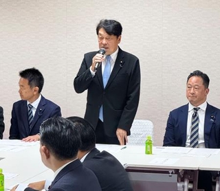　自民党の「自衛隊の人的基盤強化を実現する議員連盟」の設立総会冒頭に発言する小野寺元防衛相（中央）＝１３日午後、東京・永田町の党本部