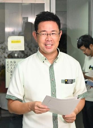 　４日、記者団の取材に応じる沖縄県の古謝玄太知事＝沖縄県庁