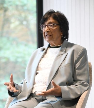 　共同通信と単独会見する、ノーベル平和賞の受賞が決まったナバネセム・ピレイ元国連人権高等弁務官＝１３日、オランダ西部ハーグの国際司法裁判所（共同）
