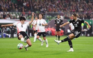 　日本-ドイツ　後半、ドイツに勝ち越しゴールを決められる日本。左は古賀＝ブレーメン（ゲッティ＝共同）