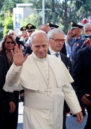 　手術のためイタリア・ローマの病院に到着したローマ教皇レオ１４世＝１３日（ロイター＝共同）