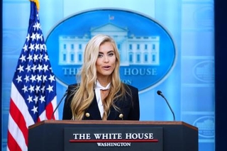 　米ホワイトハウスで記者会見したザカリア大統領報道官＝１３日、ワシントン（ＡＰ＝共同）