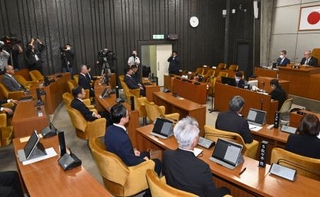 　簗農相に抗議する決議を可決した栃木県那須烏山市議会＝１４日午前
