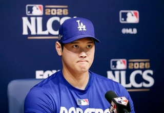 　記者会見するドジャース・大谷＝１３日、ロサンゼルス（共同）