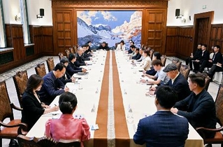 　中国吉林省政府が公開した、省トップとインフルエンサーらとの座談会＝７日（同省政府のＨＰから・共同）