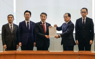 　プルサーマル発電を巡り、中国電力の三村秀行副社長（右から２人目）に意見書を提出する鳥取県の平井伸治知事（中央）ら＝１４日午後、鳥取県米子市