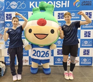 　バドミントン成年女子で優勝した青森の志田千陽（左）と平本梨々菜＝青森県スポカルイン黒石