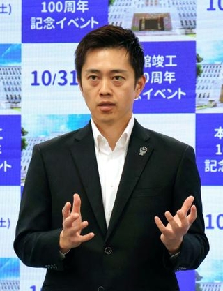 　取材に応じる大阪府の吉村洋文知事＝１４日午後、大阪府庁