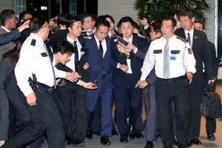 　高市首相に辞表を提出するため、首相官邸に入る簗農相（中央）＝１４日午後