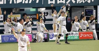 　４回、近藤の適時二塁打に盛り上がるソフトバンクナイン。右端は小久保監督＝みずほペイペイドーム
