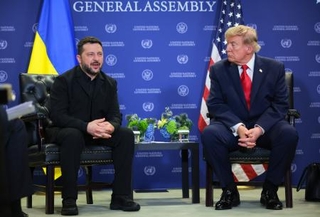 　米ニューヨークで会談するトランプ大統領（右）とウクライナのゼレンスキー大統領＝９月２２日（ゲッティ＝共同）