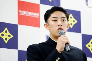 　記者会見で米球界を志望していることを表明する横浜高の織田翔希投手＝１５日午前、横浜市
