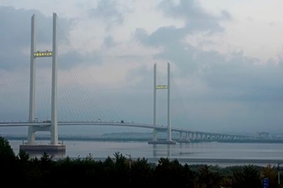 　中朝国境の鴨緑江に架かる「中朝鴨緑江大橋」＝１５日、中国遼寧省丹東市から撮影（共同）