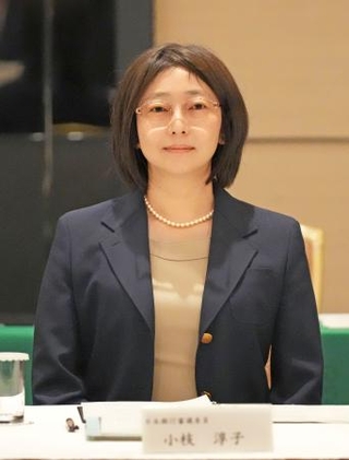 　講演に臨む日銀の小枝淳子審議委員＝１５日午前、熊本市