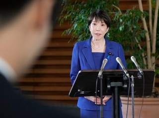 　記者団の取材に応じる高市首相＝１５日午前、首相官邸