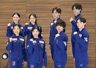 　記者会見後、写真に納まる（前列左から）千葉百音、中井亜美、佐藤駿、中田璃士。（後列左から）青木祐奈、島田麻央、三浦佳生、山本草太＝１５日、東京都新宿区