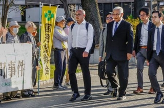 　「日野町事件」の再審公判に向けた３者協議のため、大津地裁に向かう阪原弘次さん（右から３人目）＝１５日午後、大津市