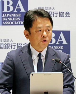 　記者会見する全国銀行協会の加藤勝彦会長＝１５日午後、東京都千代田区