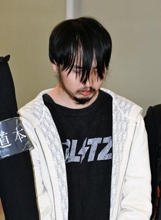 　ラオスから移送され、北海道・新千歳空港に到着した中木村匠容疑者＝１５日午前１０時５７分