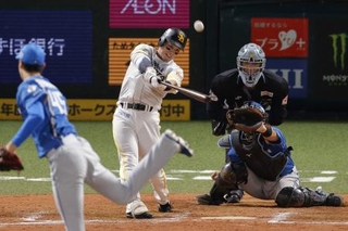 　９回ソフトバンク１死、栗原が右中間にサヨナラ満塁本塁打を放つ。投手福島、捕手進藤＝みずほペイペイドーム