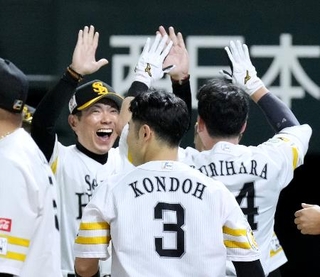 　９回、サヨナラの満塁本塁打を放った栗原（右）を迎えるソフトバンク・小久保監督＝みずほペイペイドーム
