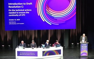 　フランス開催の国際度量衡総会＝１５日（ユーチューブの公式中継から）