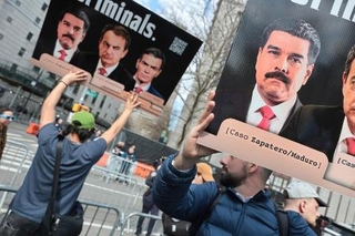 　米ニューヨークの連邦地裁の外でベネズエラのマドゥロ大統領拘束を支持する人＝３月（ゲッティ＝共同）