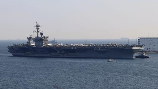 　神奈川県横須賀市の米海軍横須賀基地に寄港する原子力空母セオドア・ルーズベルト＝１６日午前