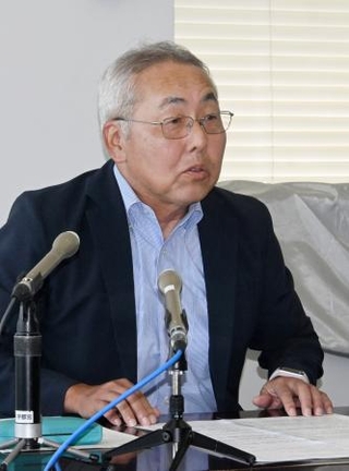 　栃木県庁で取材に応じる県選管の金田尊男委員長＝１６日午前
