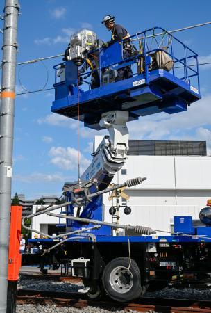 　ロボットを備えた重機を活用した架線メンテナンスのデモンストレーション＝１４日、大阪府吹田市