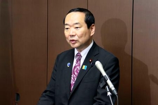 　通信インフラの防御体制を強化するための検討会の開催を発表する藤井総務相＝１６日午後、東京都千代田区