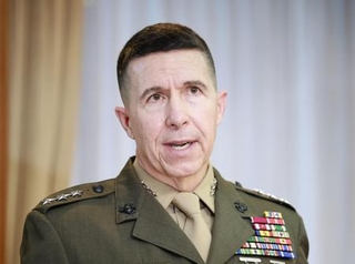 　報道陣に向けて発言する在沖縄米軍・沖縄地域調整官のワトソン中将＝５日、沖縄県庁