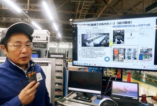 　復旧過程を説明するアイシン九州の担当者＝１６日午後、熊本市