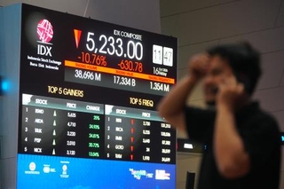 　インドネシアの株価指数を示す画面＝１６日、ジャカルタ（ＡＰ＝共同）