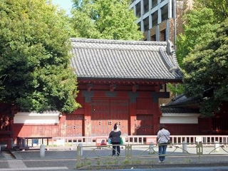 　東大の赤門＝東京都文京区