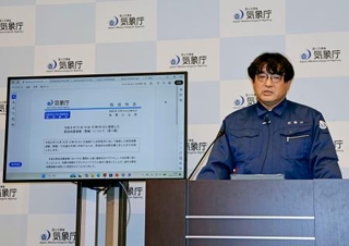 　記者会見する気象庁の担当者＝１６日夜、気象庁