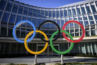 　スイスのＩＯＣ本部前に設置された五輪のロゴ＝ローザンヌ（ｋｅｙｓｔｏｎｅ提供・ＡＰ＝共同）