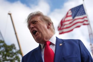 　ホワイトハウスで取材に応えるトランプ大統領＝１６日、ワシントン（ＡＰ＝共同）