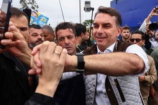 　１４日、ブラジル南部ポルトアレグレで、選挙運動をするフラビオ・ボルソナロ上院議員（ロイター＝共同）