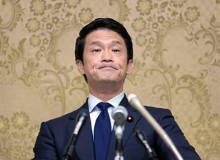 　記者会見する民主改革の会の小川代表＝１６日、国会