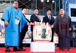 　大相撲バンコク公演に向けた記者会見で鏡開きをする生田目（左端）、高崎親方（中央）、翠富士（右端）＝１７日、東京都港区の六本木ヒルズ