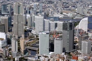　横浜市の市街地＝１７日午後（共同通信社ヘリから）