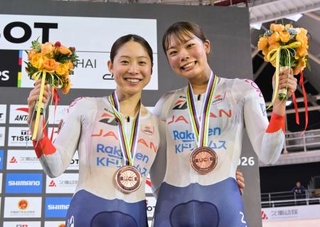 　女子マディソンで銅メダルを獲得した内野艶和（左）、垣田真穂組＝上海（共同）