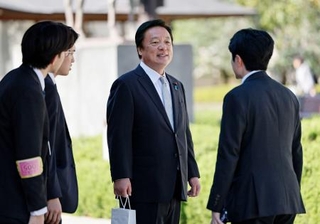 　靖国神社を参拝した若宮健嗣首相補佐官（中央）＝１８日午前、東京・九段北
