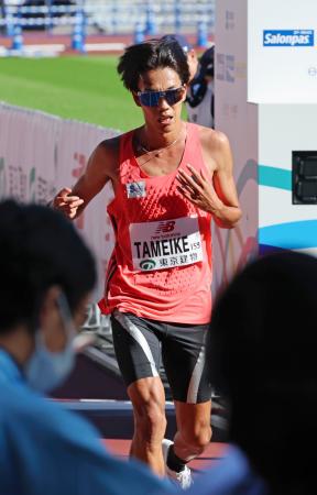 　東京レガシーハーフマラソン男子で、日本勢トップの５位でゴールした溜池一太＝ＭＵＦＧスタジアム