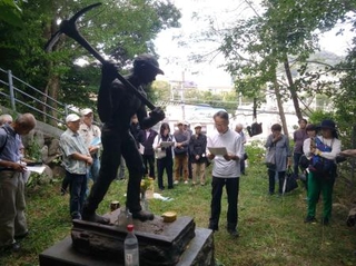 　戦前に神戸市内の鉄道工事現場の崩落事故などで亡くなった朝鮮人労働者の追悼式典＝１８日午後、神戸市兵庫区
